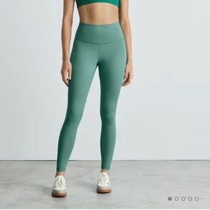 Everlane 7/8 length tights color is dark mint